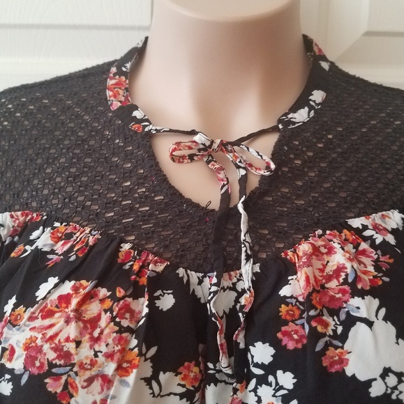 π Host Pick π A.N.A. Floral Crochet Top - Picture 2 of 6